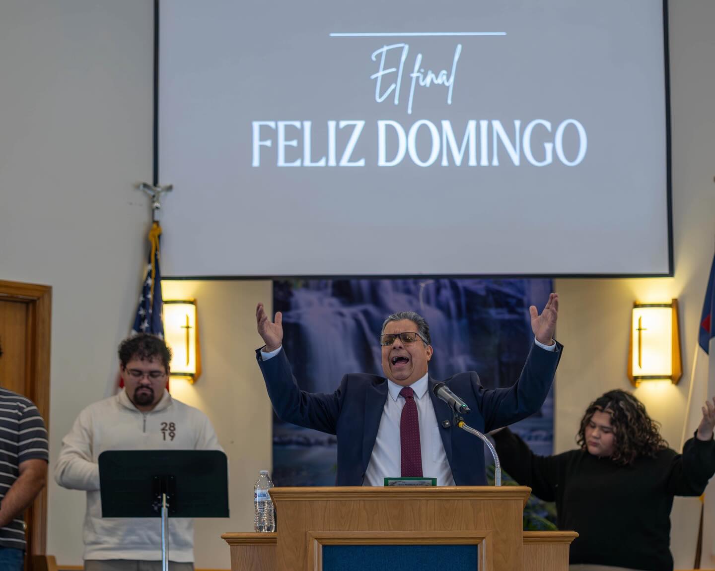 Pastor Diego Benitez preaching at Iglesia Bautista de el Valle